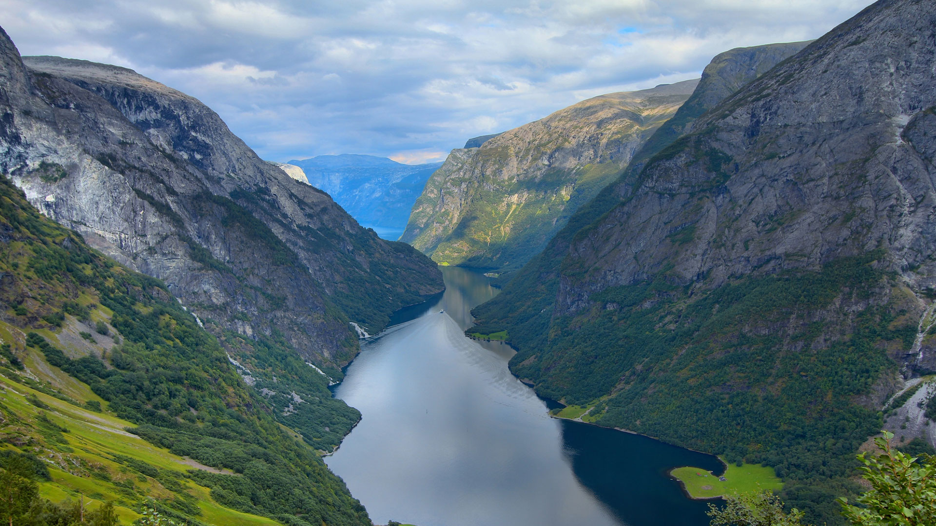 Nærøyfjord – Top Epic Cliffs in Norway Top Epic Cliffs in Norway